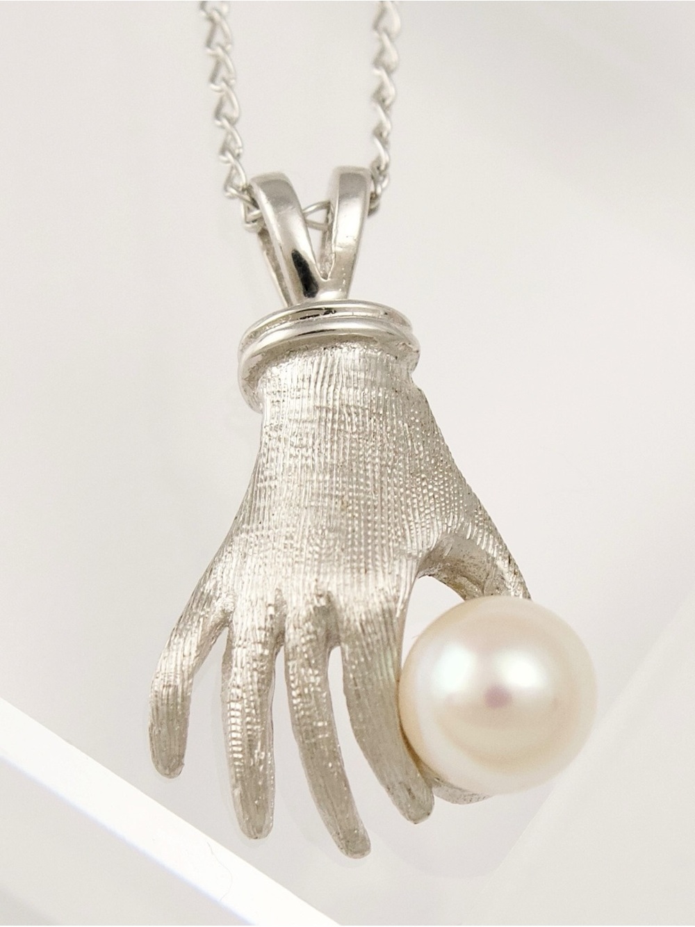 Vintage 14K White Gold Hand Holding Pearl Pendant Necklace Mid-Century